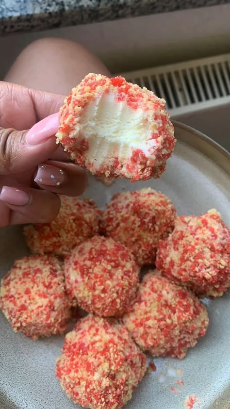 Strawberry Crunch, Soul Food Dinner, Junk Food Snacks, Food Babe, Food Therapy, Yummy Comfort Food, Sweet Snacks Recipes, Food Drinks Dessert, Delicious Snacks Recipes