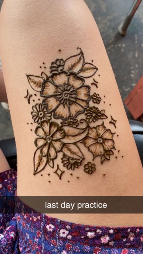 Cute Henna Designs Leg, Henna Tattoo Designs Leg Simple, Simple Henna Flower Designs, Easy Henna Ideas Simple Leg, Thigh Henna Designs Easy, Henna Designs Simple Leg, Henna Square Designs, Henna Flower Designs Hand, Henna Design Thigh