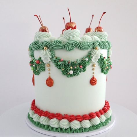 Miss Biscuit (@miss_biscuit_) • Instagram photos and videos Holiday Cake Designs, Christmas Cupcake Ideas, Christmas Birthday Cake, Bolo Vintage, Christmas Themed Cake, Christmas Cake Ideas, Christmas Cake Designs, Christmas Cupcake, Xmas Cake