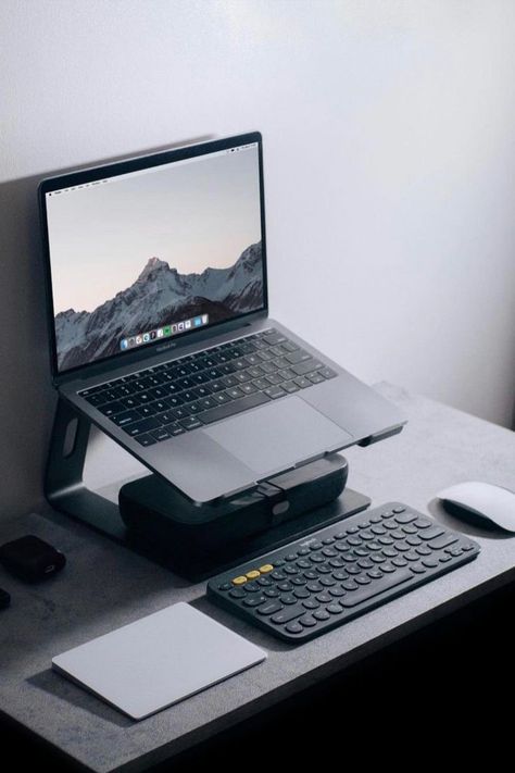 Laptop Setup Ideas, Setup Notebook, Black Gaming Desk, Minimal Desk Setup, Laptop Setup, Clean Laptop, Minimal Desk, Setup Pc, Gaming Desk Setup