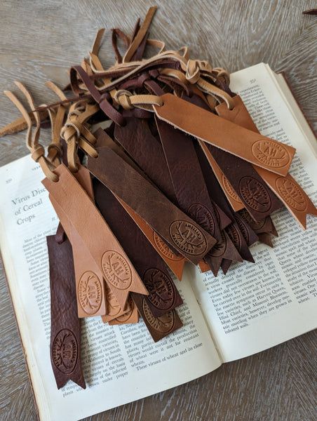 Leather Projects Ideas Inspiration, Scrap Leather Projects Simple, Homemade Leather Gifts, Easy Leather Crafts To Sell, Leather Bookmark Ideas, How To Stamp Leather Diy, Small Leather Gifts, No Sew Leather Projects, Scrap Leather Projects Diy