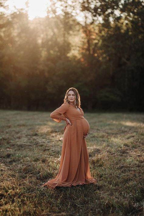 Fall Sunset Maternity Photos, Maternity Photography With Dress, Maternity Women Poses, Maturity Photoshoot Just Mom, Poses For Maternity Photoshoot Outside, Casual Maternity Poses, Maternity Photography Portraits, Fall Inspired Maternity Photos, Maternity Photos Long Dress