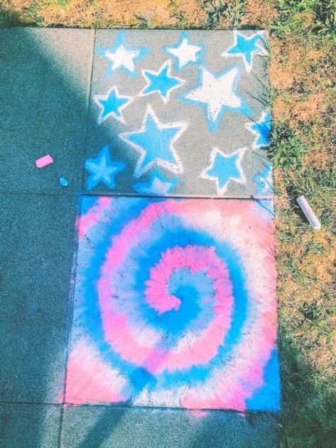 Tie Dye Chalk Art, Chalk Ideas Preppy, Vsco Chalk Art, Aesthetic Chalk Drawings, Preppy Sidewalk Chalk, Fall Sidewalk Chalk Art Ideas, Summer Chalk Ideas Easy, Cute Summer Chalk Ideas, Chalk Art Preppy