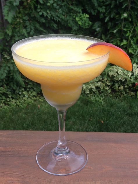 Frozen Fuzzy Navel Cocktail – Kara's Favourite Recipes Fuzzy Navel Drink, Frozen Mixed Drinks, Rum Drinks Recipes, Frozen Drink Recipes, Peach Margarita, Adult Beverages Recipes, Best Whiskey, Fuzzy Navel, Peach Drinks