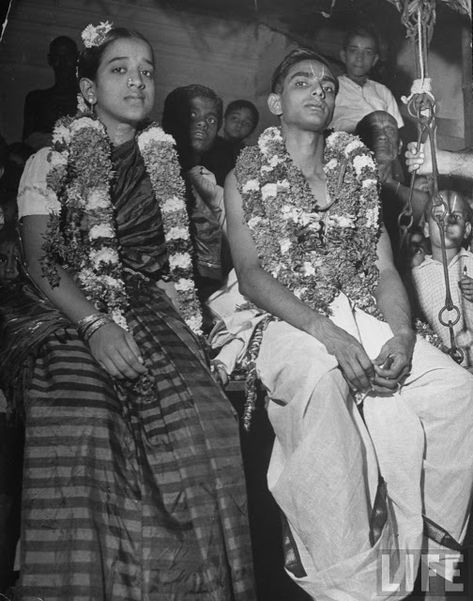 Hindu Brahmin Caste Wedding Ceremony - India 1946 - Old Indian Photos Telugu Brahmin Wedding, Brahmin Wedding, Indian Wedding Aesthetic, Traditional Indian Home, Vintage Wedding Ceremony, Bharatanatyam Poses, Aesthetic Indian, Margaret Bourke White, Indian Photos