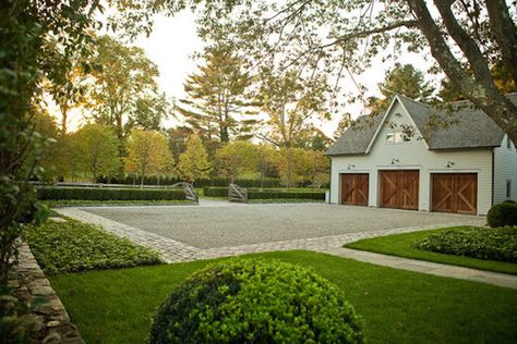 Exterior Farmhouse Ideas, Courtyard Driveway, Modern Farmhouse Exterior Design, Driveway Parking, Exterior Farmhouse, Farmhouse Landscape, Motor Court, Home Decor Sites, Farmhouse Exterior Design