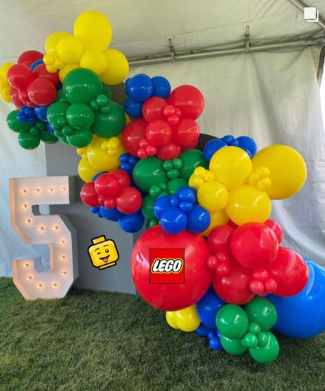 Lego Party Backdrop Diy, Lego Themed Birthday Party Decoration, Lego Birthday Party Balloon Arch, Lego Birthday Balloons, Lego Theme Decorations, Lego Birthday Party Balloons, Lego Birthday Decor, Lego Balloon Arch, Lego Party Backdrop