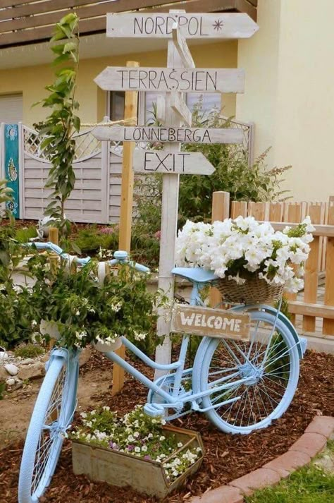 Fun Garden Art, Perennials Low Maintenance, Garden Sets, Whimsical Garden Art, Pinterest Garden, Bicycle Decor, Balcony Decoration, Eco Friendly Garden, Old Bicycle