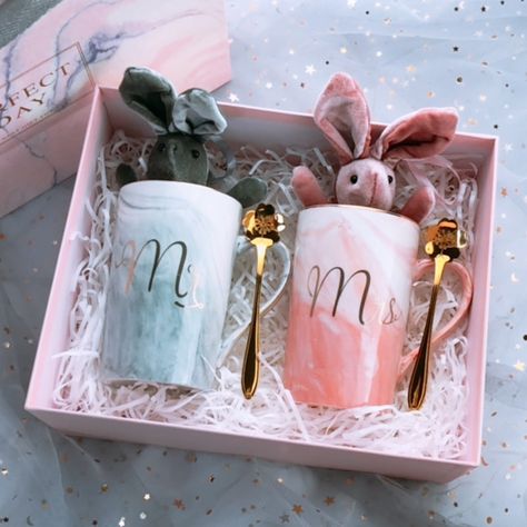 Couple Gifting Ideas, Gift Box For Couples, Gift Idea For Wedding Couple, Couple Wedding Gift Ideas, Couple Gifts For Both, Best Wedding Gifts For Couple, Gifts For Wedding Couple, Couple Gifts Ideas, Mug Gifts Ideas