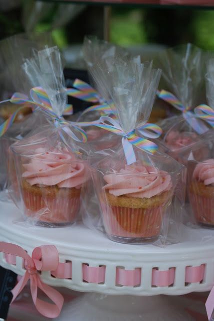 Bake Sale Displays, School Cupcakes, Donut Decorating Ideas, Bake Sale Packaging, Cupcake Packaging, Mothers Day Cupcakes, Cupcake Gift, Baby Shower Cakes Girl, Baking Packaging