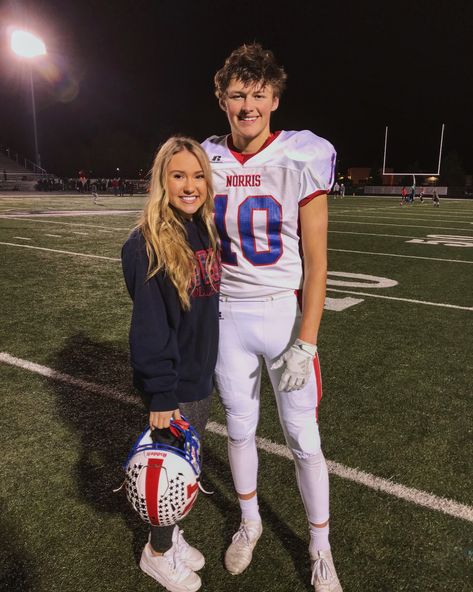 Football Photos With Girlfriend, Cute Pics To Take With Your Boyfriend Football, Boyfriend And Girlfriend Football Pics, Cute Football Pictures, Boyfriend Girlfriend Football Pictures, Football Picture Ideas With Girlfriend, After Football Game Couple Pictures, Football And Cheer Couple Poses, Cute Football Pictures With Boyfriend