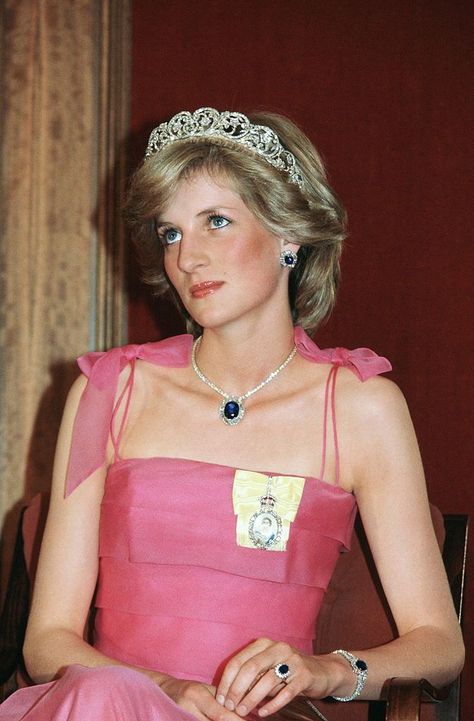 La exposición comenzará el 4 de marzo, pero nosotras ya la tenemos. 👏 Princess Diana Jewelry, Princess Diana Ring, Diana Ring, Spencer Family, Princess Diana Fashion, Princess Diana Pictures, Style Royal, Princes Diana, Camilla Parker Bowles