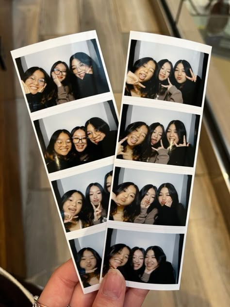 Poses For Photobooth Friends, Photo Booth Ideas With Friends, Aesthetic Photo Booth Pics, Polaroid Pictures Poses Best Friends, Best Friend Photobooth Pictures, Photo Booth Aesthetic Friends, Photo Ideas W Friends, Photo Booth Pictures Friends, 0.5 Pics With Friends