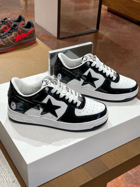 Black And White Bape Shoes, Bapesta Outfit, Tenis Streetwear, Black And White Bapestas, Bape Sta Shoes, Drip Shoes, Bapesta Shoes, Bape Sneakers, Bizarre Fashion