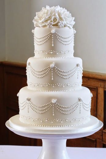 Reception Cake Designs, Bling Wedding Cakes, Fancy Wedding Cakes, Wedding Cake Pearls, Silver Wedding Cake, Pretty Wedding Cakes, Elegant Birthday Cakes, Classic Wedding Cake, Dream Wedding Cake