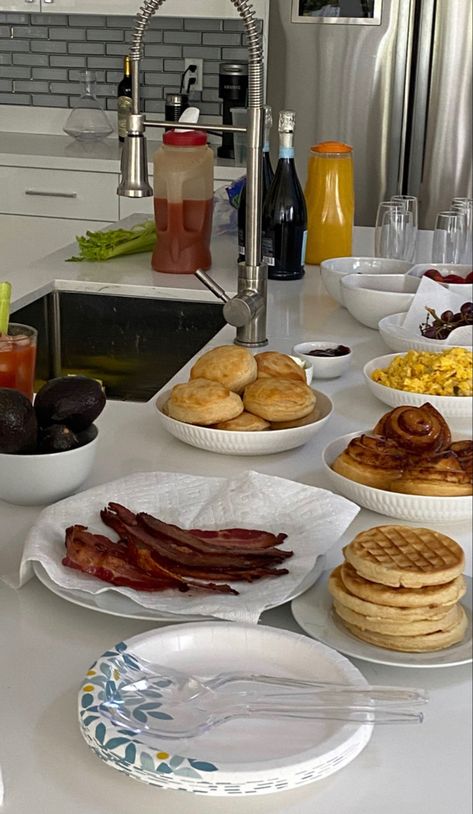 Family Breakfast Table, Eating Pictures, Breakfast Pictures, Sunday Morning Breakfast, Large Breakfast, Cooking Breakfast, Breakfast Aesthetic, Healthy Eating Breakfast, Meal Prep Clean Eating