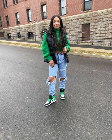 Celtics vs Cavs who you got? ☘️ for me! #bostonceltics #basketgameoutfit #celticsfan #jordanshoes #streetwear #streetstyle #nbastyle Celtics Game Outfit Women, Celtics Game Outfit, Celtics Outfit, Celtics Game, Nba Fashion, Game Outfit, Gaming Clothes, Outfit Women, Boston Celtics