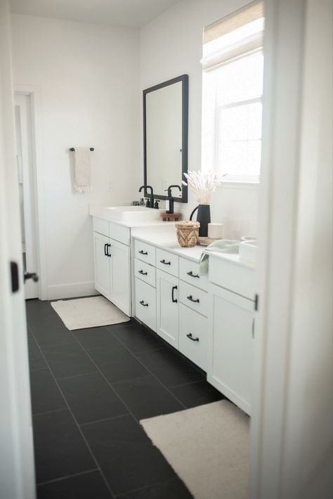 Black Floor Bathroom Decor, White And Black Bathroom Floor, Bathroom Ideas With Dark Floors, White Bathroom Dark Floor, Dark Bathroom Floor Ideas, White Bathroom Black Floor, Bathroom Ideas Dark Floor, Dark Tile Floor Bathroom, Bathrooms With Black Floors