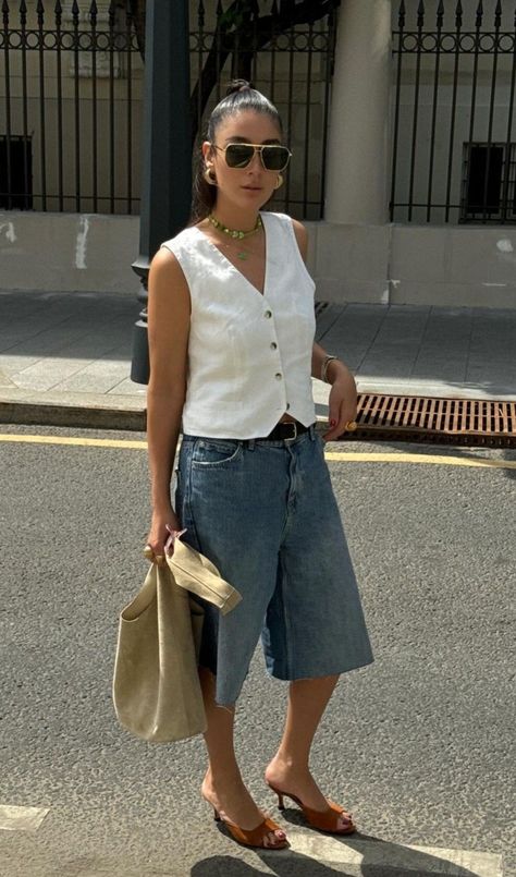 Cream Bermuda Shorts Outfit, Bermuda Pants Outfits, Sunday Summer Outfit, Summer Street Style 2024, Look Bermuda Jeans, Jorts Outfit Women’s, Denim Bermuda Shorts Outfit, Outfit Bermuda, Shorts Styling