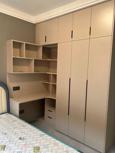 Wardrobe Design With Table, Wardrobe With Office Table, Small Bedroom With Desk And Wardrobe, Study Cupboard Ideas, Decor Inspo Bedroom, Small Room Makeover, Wall Wardrobe Design, Small Room Design Bedroom, Study Room Design