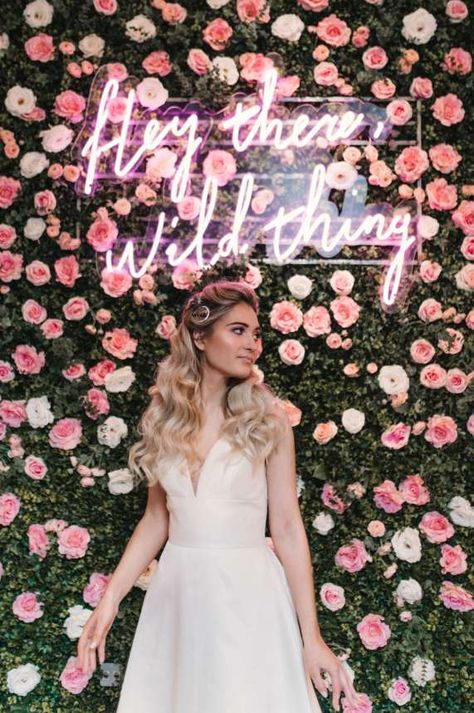 White and pink rose flower wall with neon sign. Images by Natalie Pluck #styledshoot #weddingsign #neonsigns weddingreception #receptiondecor #weddingdecor #weddinglighting #weddingreceptionideas #receptionideas Backdrop Bedroom, Selfie Wall, White And Pink Roses, Flower Walls, Grass Wall, Light Backdrop, Flower Wall Backdrop, Pink Rose Flower, Neon Wedding