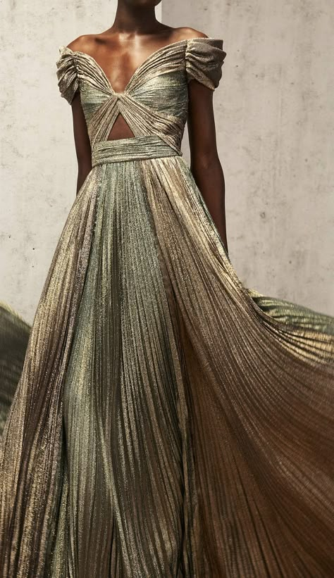 The ultra-feminine, luxe gowns that Gilles Mendel is known for coming steeped in an ‘80s disco spirit for Pre-Fall 2019 Mode Tips, 27 Dresses, Party Mode, Kevin Costner, Couture Mode, فستان سهرة, 2019 Fashion, Gorgeous Gowns, Fashion Show Collection