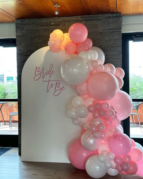 Gold Wedding Reception Tables, Pink Birthday Theme, Panel Backdrop, Bride To Be Decorations, Realtor Client Gifts, Bride To Be Balloons, Bridal Shower Inspo, Bridal Shower Balloons, Bridal Theme