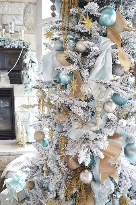 30 Brilliant coastal chic Christmas tree decorating ideas Blue Christmas Tree Decorations, Sparkling Snow, Coastal Christmas Tree, Turquoise Christmas, Blue Christmas Decor, Christmas Tree Decorating Themes, Blue Christmas Tree, Elegant Christmas Trees, Christmas Blue