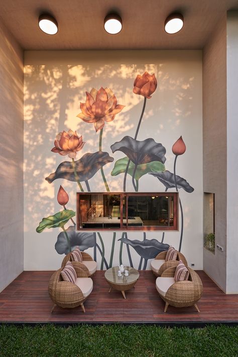 Floral theme mural on a outdoor wall Indian Room Decor, India Home Decor, Indian Home Design, Backyard Seating, Interior Design Your Home, Home Decor Crate, Inspire Me Home Decor, Interior Wall Design, Indian Home Decor