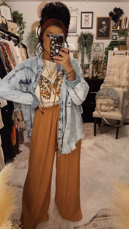 Casual Corduroy Pants Outfit, Wide Leg Boho Pants Outfits, Boho Skater Aesthetic, Casual Outfit For Photoshoot, Boho Looks Winter, Makeup Artist Outfit Ideas Summer, Fall Outfits Boho Chic, Boho Office Outfit Plus Size, Women’s Boho Style