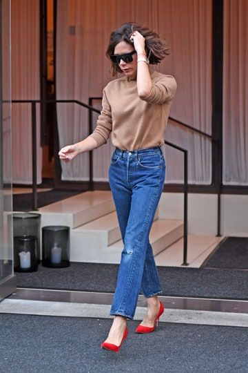 Red Shoes Outfit, Victoria Beckham Jeans, Victoria Beckham Outfits, Jeans Trend, Beckham Style, Victoria Beckham Style, Look Jean, Victoria B, Manolo Blahnik Heels