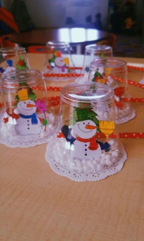 Keep kids entertained all winter with these adorable Christmas crafts. Snow Globe Crafts, Globe Crafts, Christmas Crafts For Kids To Make, Christmas Arts And Crafts, Winter Crafts For Kids, Orange Garland, Preschool Christmas, Crafts For Kids To Make, Paper Crafts Diy Kids