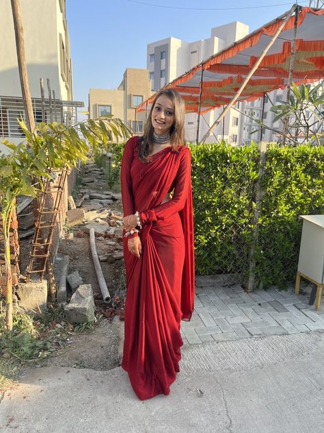 Plain Saree Outfit Ideas, Maroon Saree Blouse Ideas, Plain Red Blouse Design, Plain Saree Styling, Plain Maroon Saree, Red Saree Plain, Plain Saree Look, Maroon Saree Look, Maroon Satin Saree