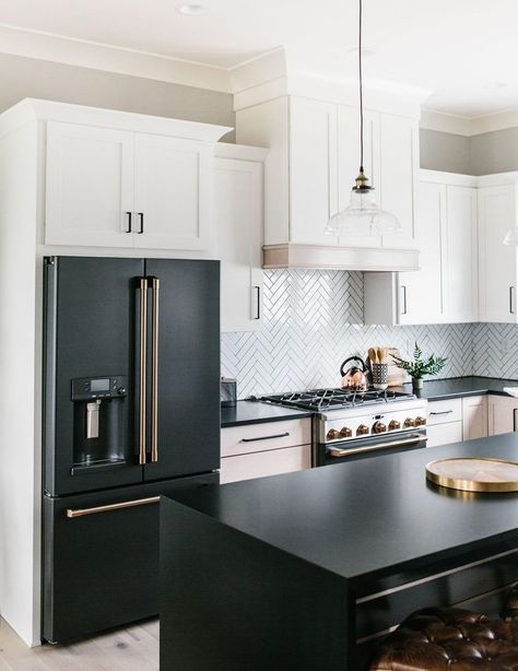 GE Appliances rolls out matte finishes, customizable hardware - CNET Black Fridges, Black Appliances Kitchen, Kitchen Appliance Packages, Black Appliances, Cabinet Accessories, Kitchen Design Trends, Kitchen Farmhouse, Kitchen Trends, Cooking Area