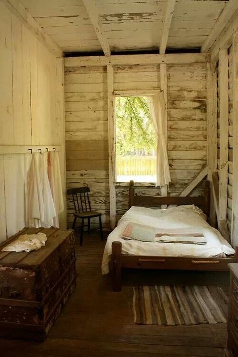 Primitive Bedroom, Rustic Bedroom Furniture, Dekorasi Kamar Tidur, Cabins And Cottages, Rustic Bedroom, Rustic Cabin, Log Homes, Cabin Decor, Little House