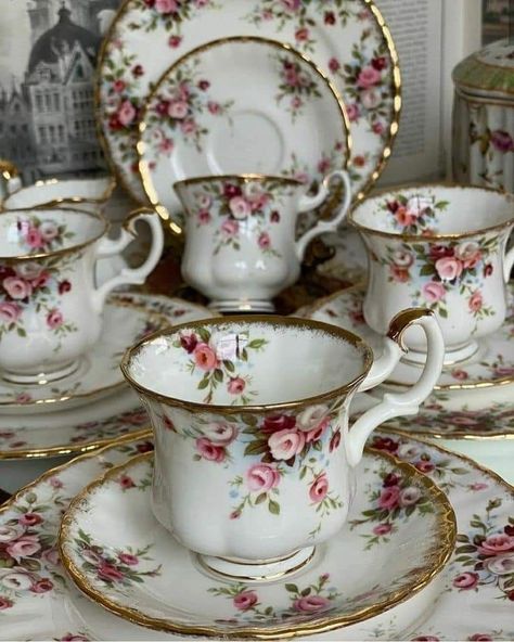 Royal Albert Cottage Garden Victorian Dishware, Vintage Tea Time, Crockery Design, Vintage Tea Sets, Tea Cup Collection, Vintage Crockery, Caramel Blonde, Invisible Lace, Pretty Tea Cups