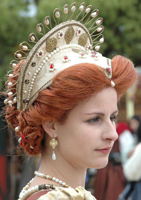 Queen Hairstyles, 16th Century Fashion, Tudor Costumes, Elizabethan Era, Head Dress, Head Pieces, Historical Costume, Tiaras And Crowns, Fantasy Fashion