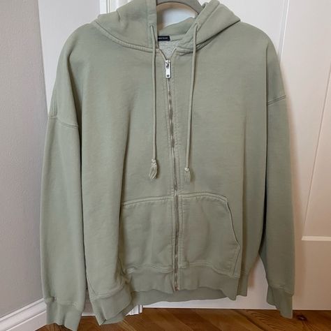 Brandy over sized green hoodie Sage Green Hoodie Outfit, Green Hoodie Outfit, Brandy Jacket, Christy Hoodie, Ideas De Outfits, Green Hoodie, Over Sized, Hoodie Outfit, Brandy Melville Tops