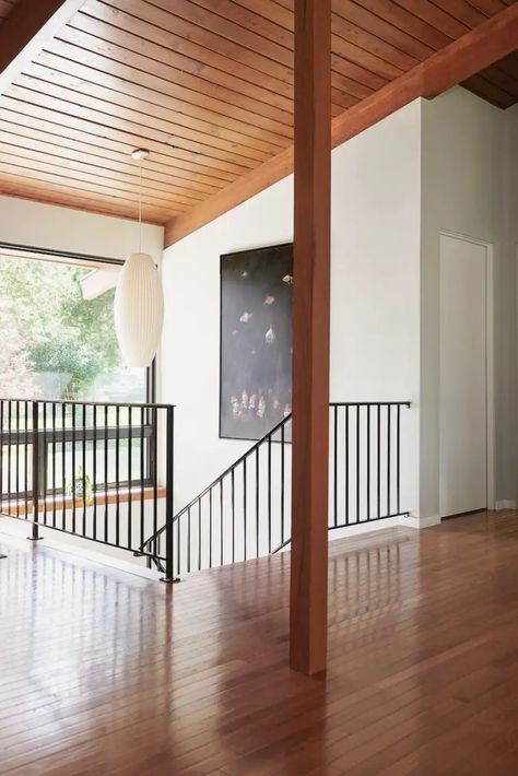 Home Renovation Preserves The Authentic Midcentury Character - Mid Century Home Split Level Railing, 1970 House Remodel, Mid Century Stairs, Stairs Front Door, Staircase Bannister, Mid Century Modern Bathroom Ideas, Mid Century Modern Flooring, Modern Midcentury Home, Mid Century Modern Fireplace