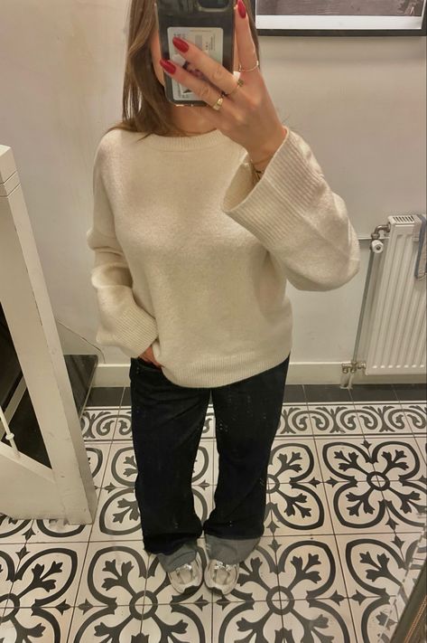 knit sweater inspo White Sweater Styling, White Knit Sweater Outfit, Sweater Styling, Knit Sweater Outfit, White Knit Sweater, Winter Fits, White Sweater, White Outfits, White Sweaters