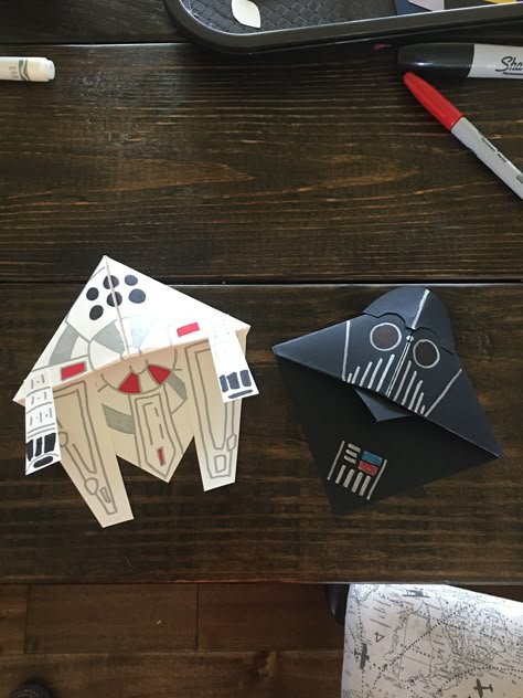 Millennium Falcon & Darth Vader Ideas Regalo Novio, Origami Bookmark Corner, Read Me When, Diy Star Wars, Galaxy Decor, Dibujos Toy Story, Star Wars Crafts, Aniversary Gifts, Origami Bookmark