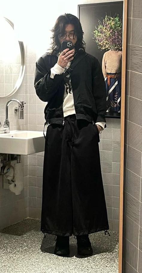 Minimal Punk Style, Street Style Korean Men, Maxi Skirt Men, New Rock Shoes Outfit Men, Men In Long Skirts, Yohji Yamamoto Outfit, Male Skirt Outfit, Japanese Avant Garde Fashion, Genderless Fashion Japan