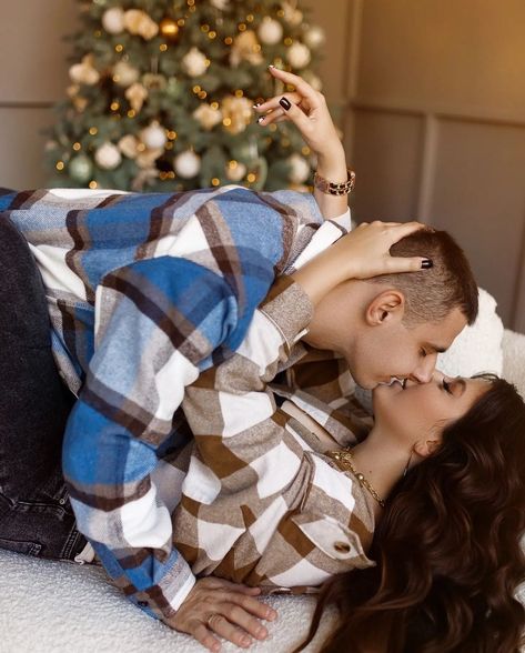 Christmas Morning Couple Pictures, Holiday Couple Pictures Christmas Time, Couples Photoshoot Christmas Card, Couples Poses Christmas Card, Couple Poses In Front Of Christmas Tree, Romantic Photos Couples, Engagement Ornaments, Bollywood Celebrities, Professional Photo