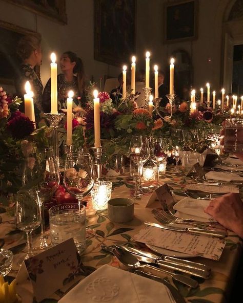 Winter Dinner Party Aesthetic, Christmas Dinner Party Aesthetic, December Dinner Party, Victorian Dinner Party, Christmas Party Decorations Elegant, Victorian Christmas Dinner, Fancy Christmas Dinner, Christmas Dinner Party Table Decor, Christmas Dinner Aesthetic