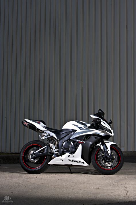 125cc Motorbike, Honda Cbr 125, Honda 125, White Bike, Image Moto, Motorcross Bike, Cbr 600rr, Motos Honda, Motorcycle Aesthetic