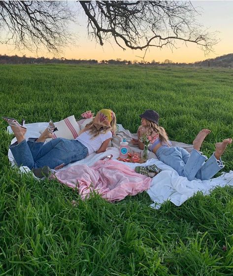 Picnic Pictures, Picnic Inspiration, Summer Plans, Best Friend Goals, Friend Photoshoot, Best Friend Pictures, Summer Dream, Teenage Dream, Cute Friends