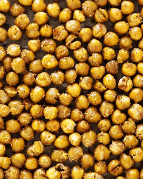 Lemon Roasted Chickpeas, Roasted Garbanzo Bean Recipes, Lemon Chickpeas, Easy Homemade Hummus, Roasted Garbanzo Beans, Garlic Chickpeas, Garbanzo Bean Recipes, Chickpea Recipes Roasted, Chickpea Snacks