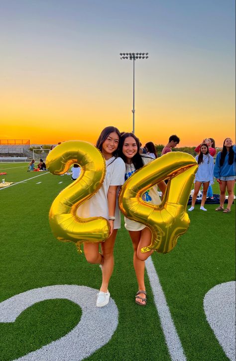 Senior Year Decorations, Senior Ditch Day Ideas, Senior Memories, Senior Sunset Ideas High School, Senior Year Poster Ideas, Vision Board Senior Year, Senior Sunrise Activities, Senior Tea, Senior Skip Day