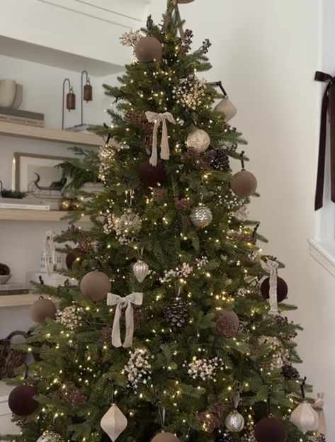 Brown Tree Aesthetic, Christmas Tree With Neutral Colors, Neutral Ornaments Christmas Tree, Brown Theme Christmas Tree, White Beige Christmas Tree, Christian Tree Decorations, Christmas Tree Ideas Neutral Colors, Christmas Tree Without Ribbon, Brown And Cream Christmas Tree