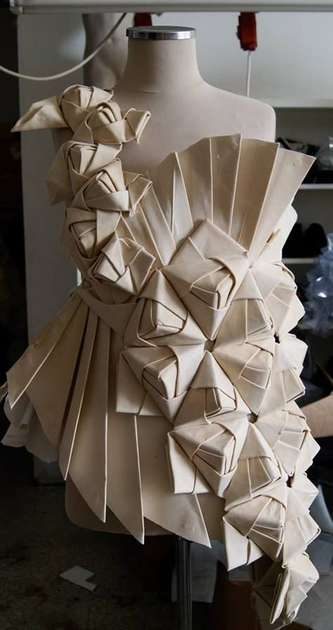 Mode Origami, Origami Ball, Origami Dress, Origami Fashion, Fabric Origami, Sculptural Fashion, Origami Patterns, Geometric Fashion, Paper Fashion